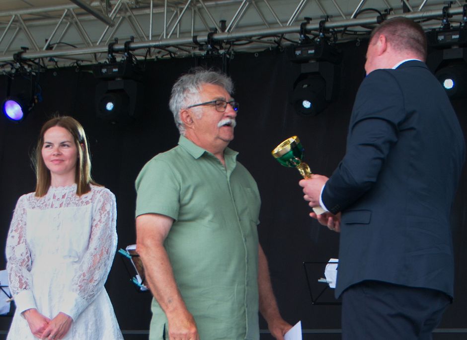 Kacsala István polgármester átadja a díszserleget Kottyán Károlynak, a tavalyi évben rendkívül eredményesen szereplő Football Club Zirc Sportegyesület elnökének. Balról Kadnár Laura önkormányzati képviselő